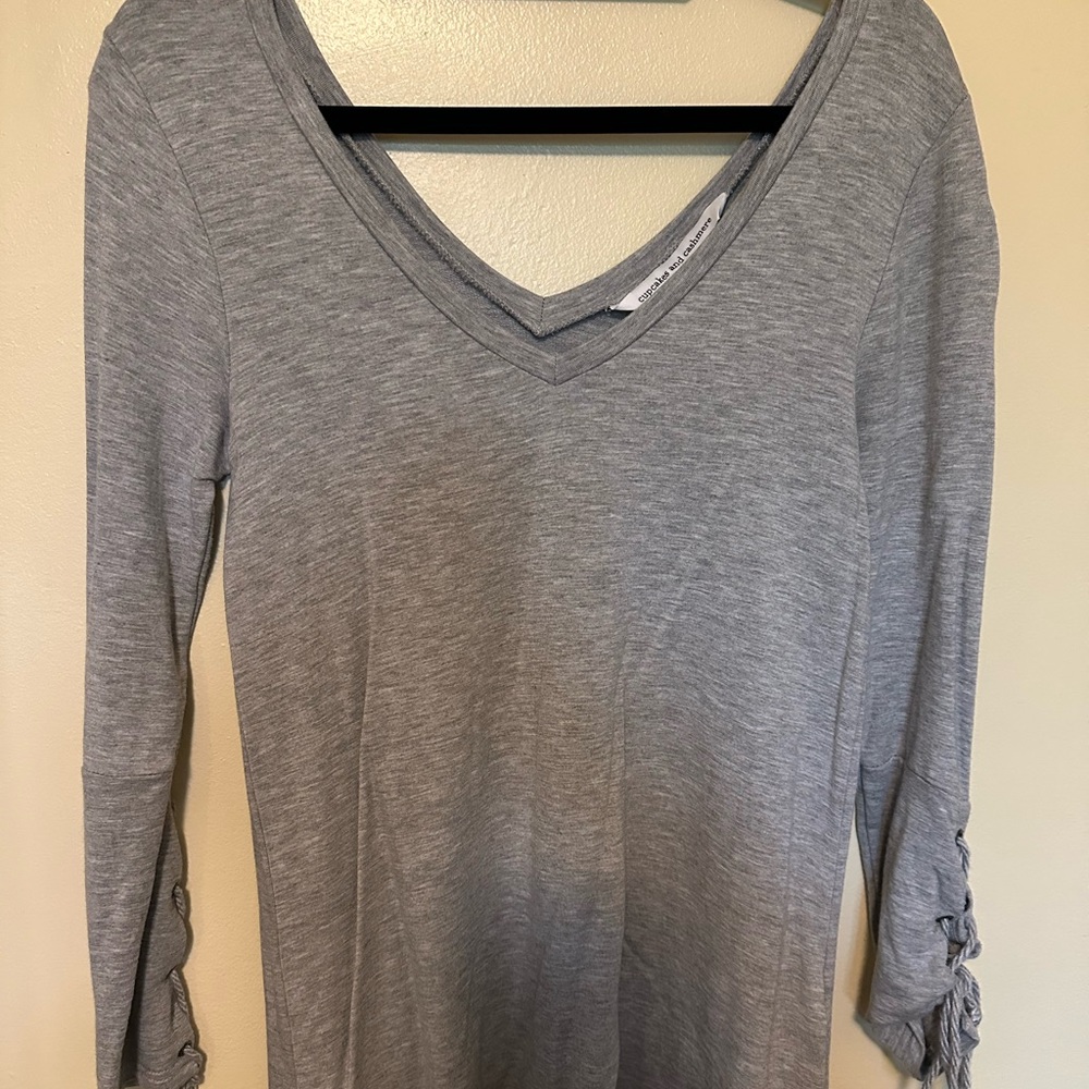 Cupcakes & Cashmere Gray Fitted Tie Front Blouse